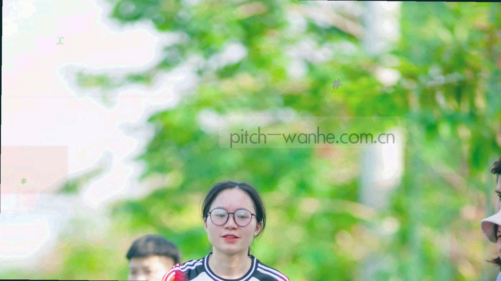 比赛用球停在边线旁的俯拍特写，草地与白线形成对角构图